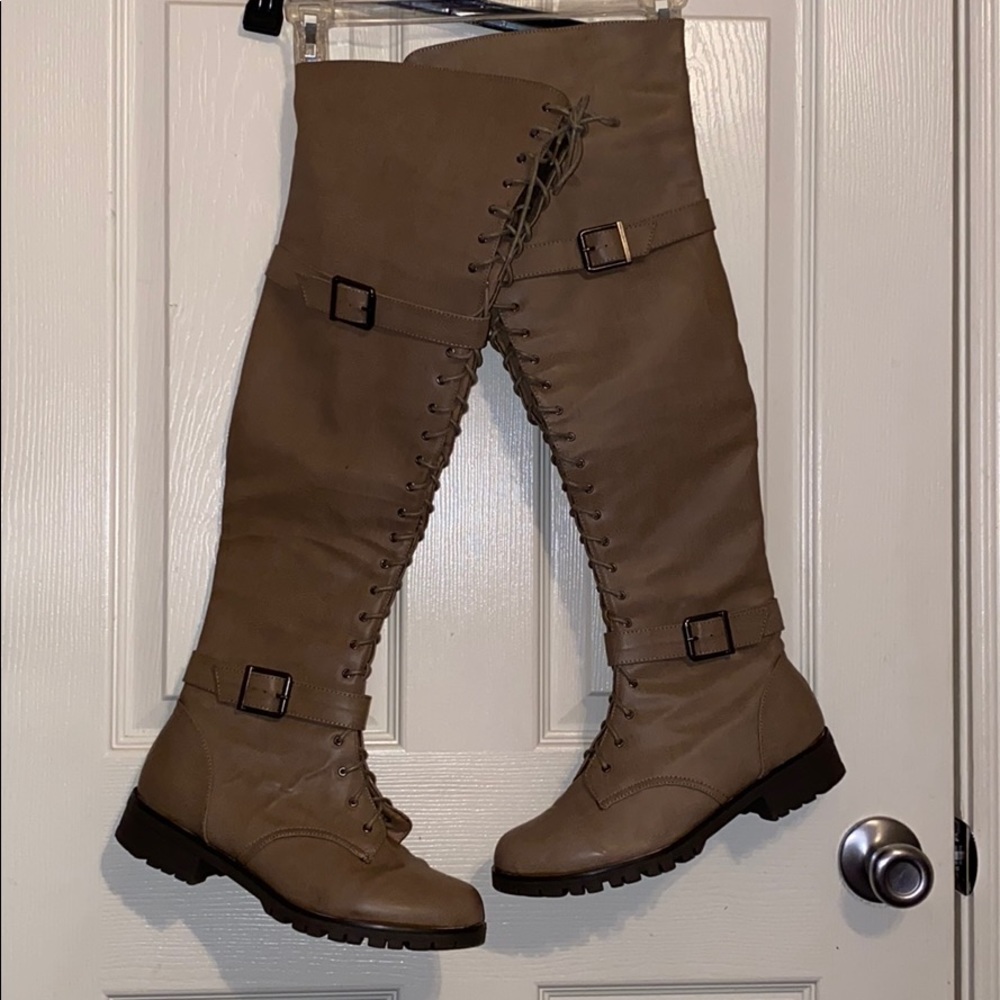 Boot - Picture 3 of 6